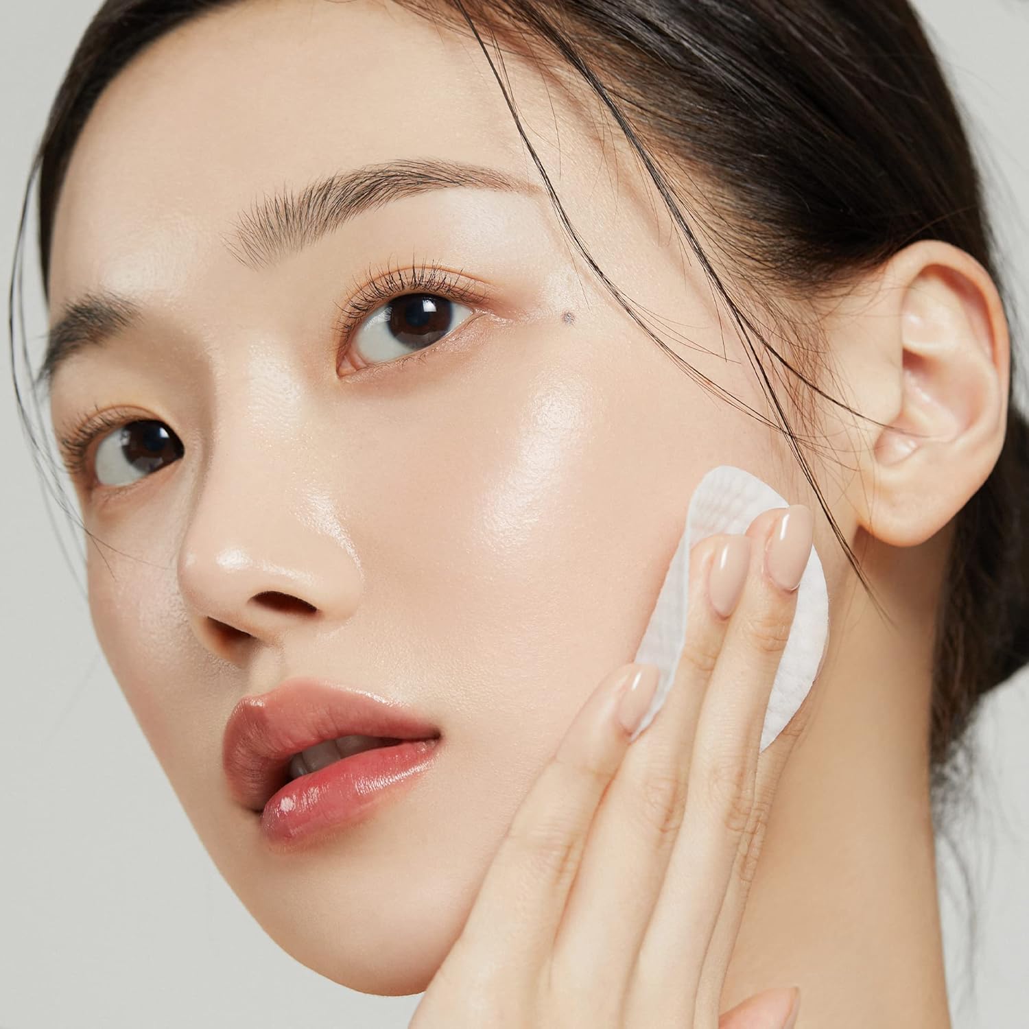 Medicube Zero Pore Pads 2.0, Dual-Textured Facial Toner Pads for Exfoliation and Pore Care with 4.5% AHA Lactic Acid & 0.45% BHA Salicylic Acid, Ideal for All Skin Types, Korean Skin Care (70 units)